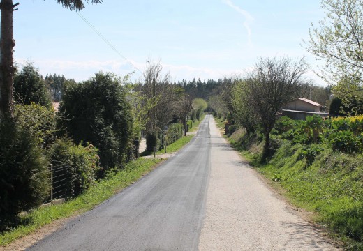 O Concello de Frades inviste máis de 57.000 euros no acondicionamento con microaglomerado da estrada de Moar a Galegos